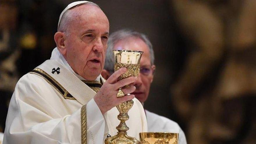 El Papa preside la misa del Domingo de Resurrección en una Basílica de San Pedro vacía