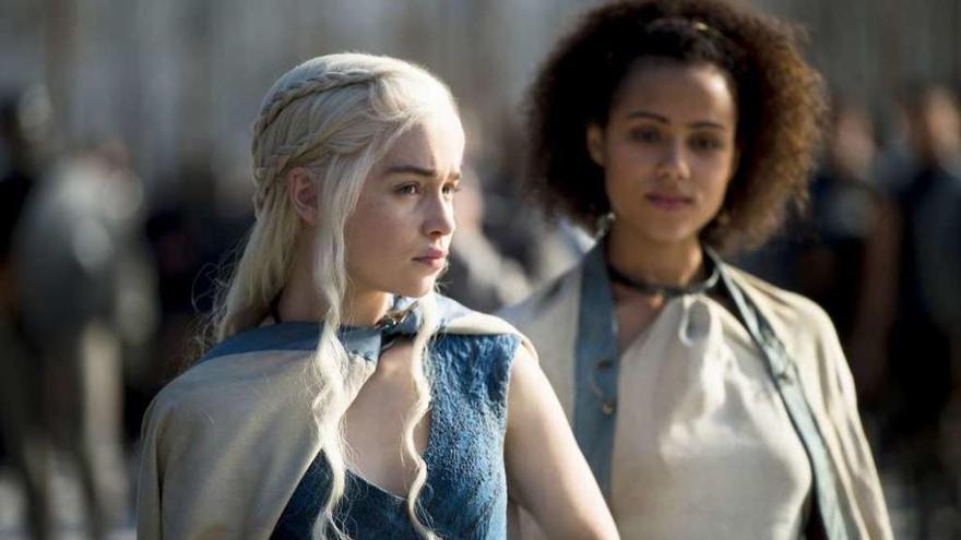 Emilia Clarke y Nathalie Emmanuel, en una escena de la cuarta temporada de &#039;Juego de Tronos&#039;.