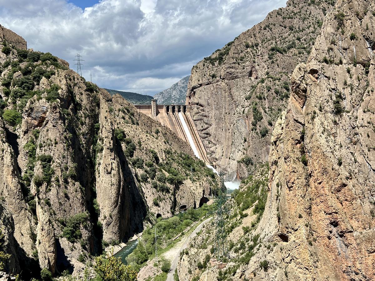 El pantano de Escales, lleno, empieza a desembalsar agua