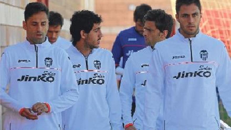 Jonas, Parejo, Postiga y Víctor Ruiz, ayer en la ciudad deportiva de Paterna.