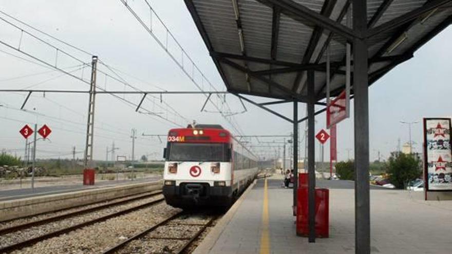 Tren de cercanías en la estación de Cullera.