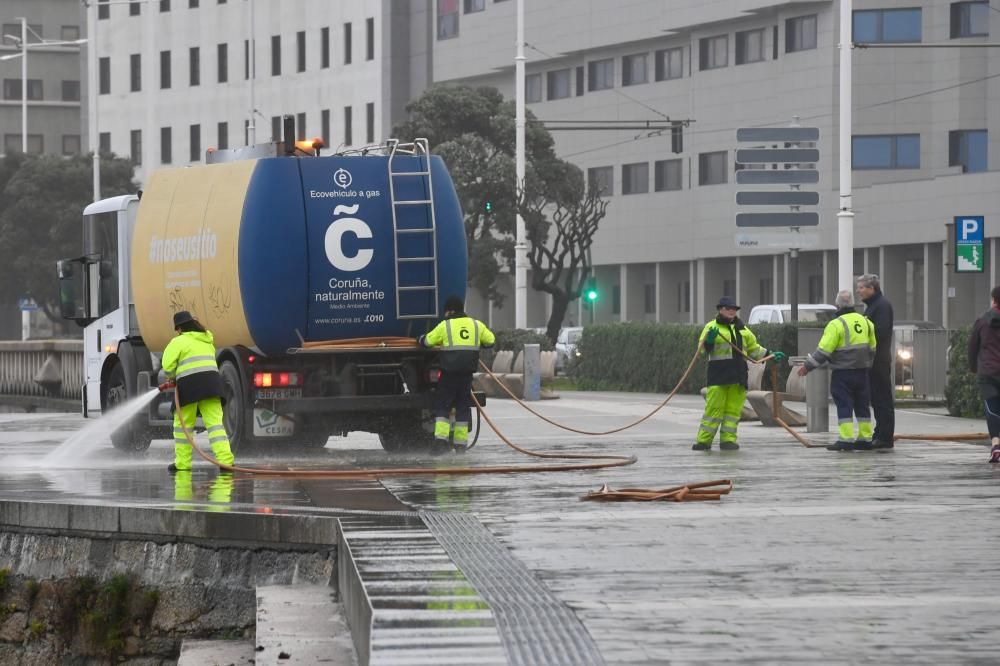 El temporal deja rastro en el paseo coruñés