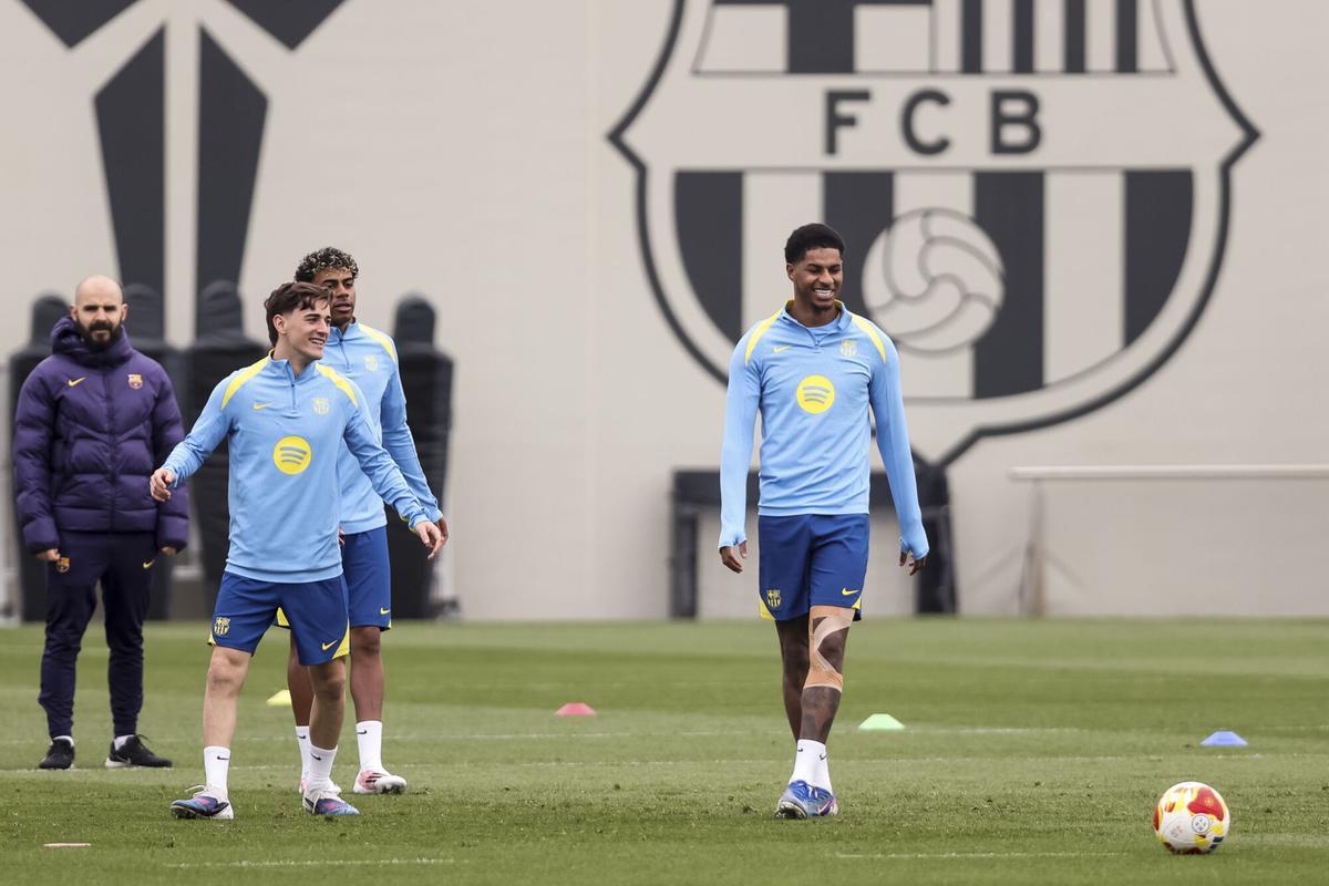 Gavi, Lamine Yamal y Marcus Rashford, con la rodilla izquierda protegida, en el último entrenamiento copero.