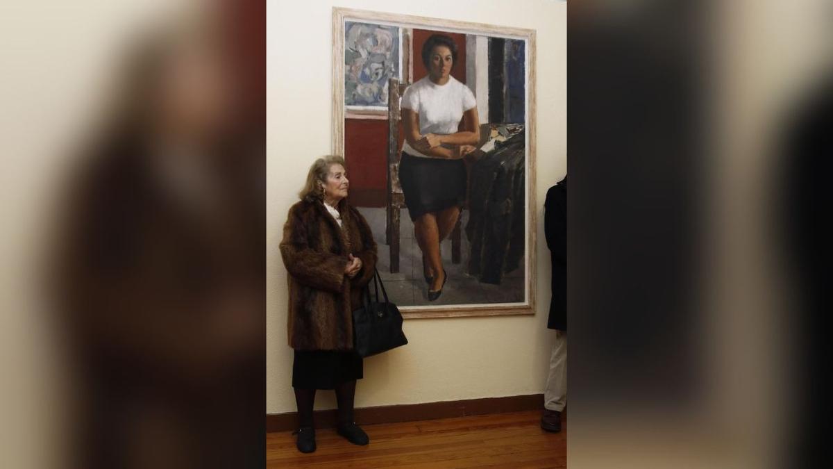 La mujer de Luis Torras, María Jesús Incera, ante un cuadro en un homenaje en la Escuela de Artes y Oficios de Vigo.