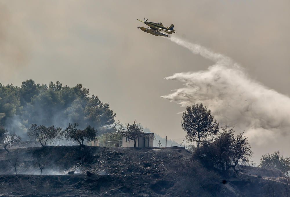 Los bomberos luchan contra el fuego en Guadalest