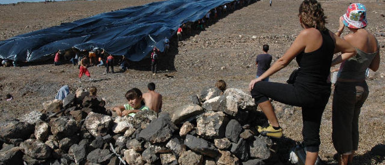 Concentración ecologista en 2006 contra el trazado de la carretera de La Aldea.