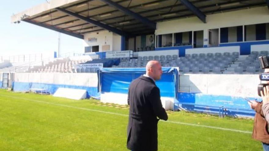 Visita del edil Samper al estadio Vicente García en la que desveló los problemas de la grada.