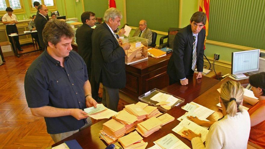 Recuento de votos de los residentes en el extranjero en el Parlament, varios días después de las elecciones de 2011.
