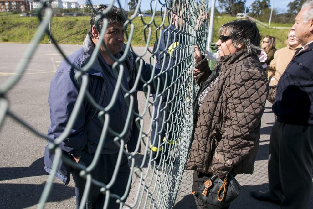 Visita a los familiares a los trabajadores encerrados en las instalaciones de Alcoa