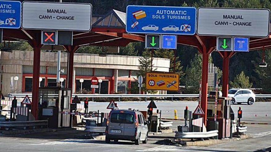 Vehicles al peatge del túnel del Cadí