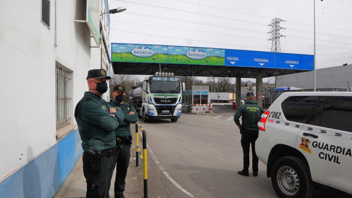 La Guardia Civil vigila la salida de un camión de Clas. 