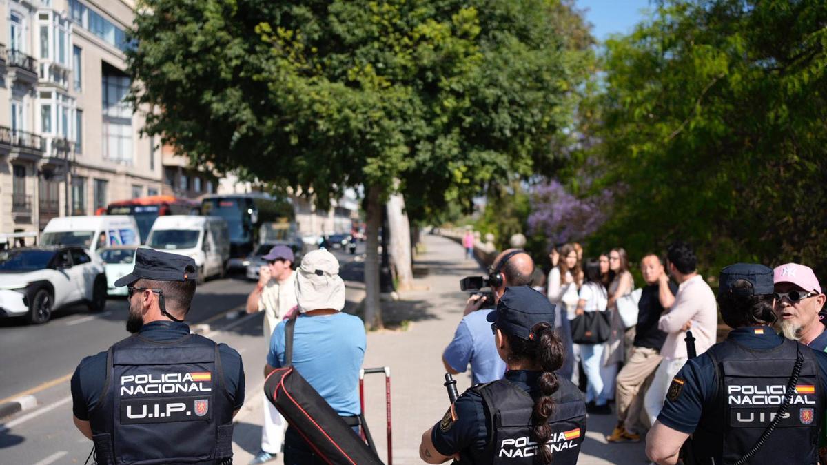 Máxima expectación en la plaza del Temple ante la llegada de Sánchez