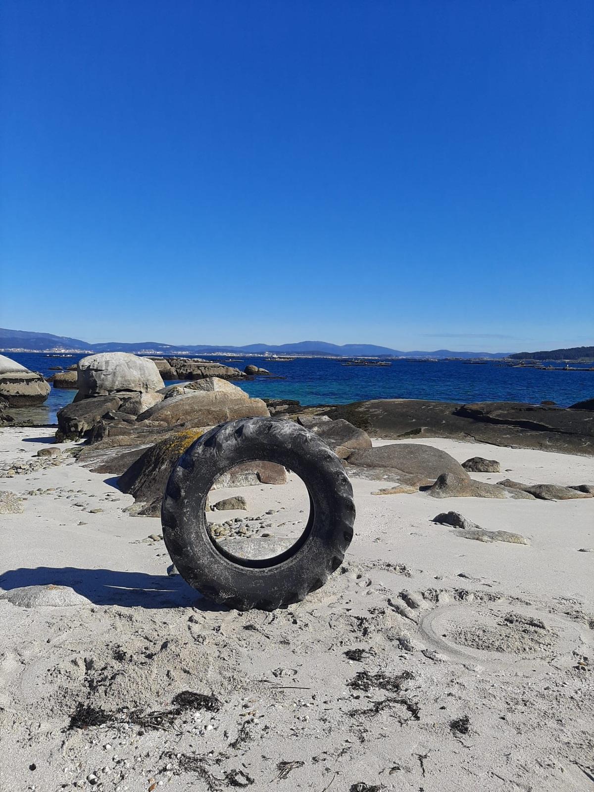 Así se elimina basura en los fondos marinos y la costa del islote Guidoiro Pedregoso.