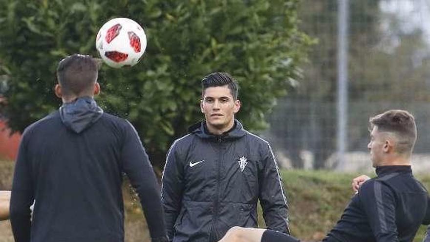 Cristian Salvador, en el centro, observa un balón junto a Noblejas y Espeso en el entrenamiento de ayer.