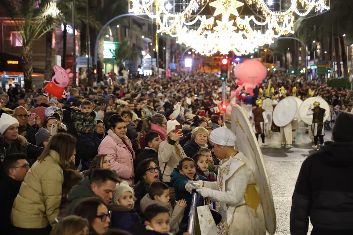 Alicante desafía las bajas temperaturas para ver la Cabalgata de Reyes Magos