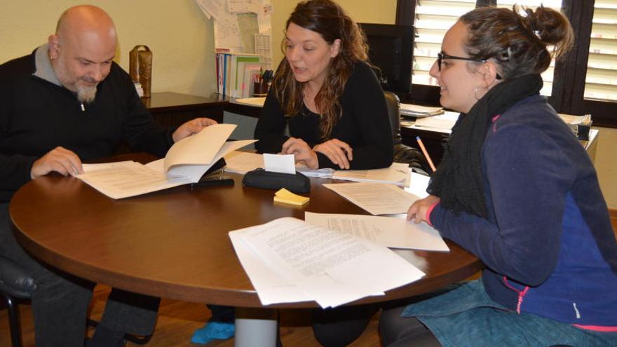 L&#039;alcaldessa de Berga, Montse Venturós (al centre) reunida amb el regidor Francesc Ribera i la regidora Mònica Garcia, al seu despatx el Dia de la Hispanitat del 2016