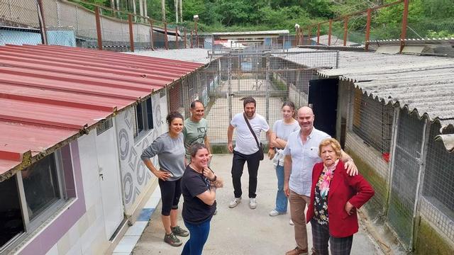 Un momento de la visita de ayer de representantes del Concello de Bueu al refugio de la Protectora de Animais do Morrazo, en Broullón.