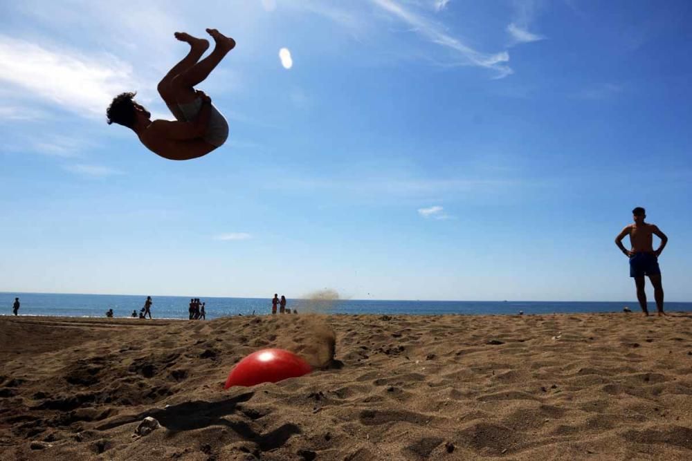 Los malagueños se lanzan a la playa