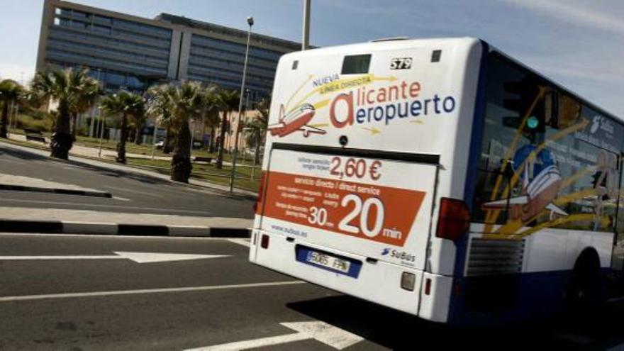 Autobús que presta el servicio entre Alicante y el aeropuerto de El Altet, en una imagen de archivo.