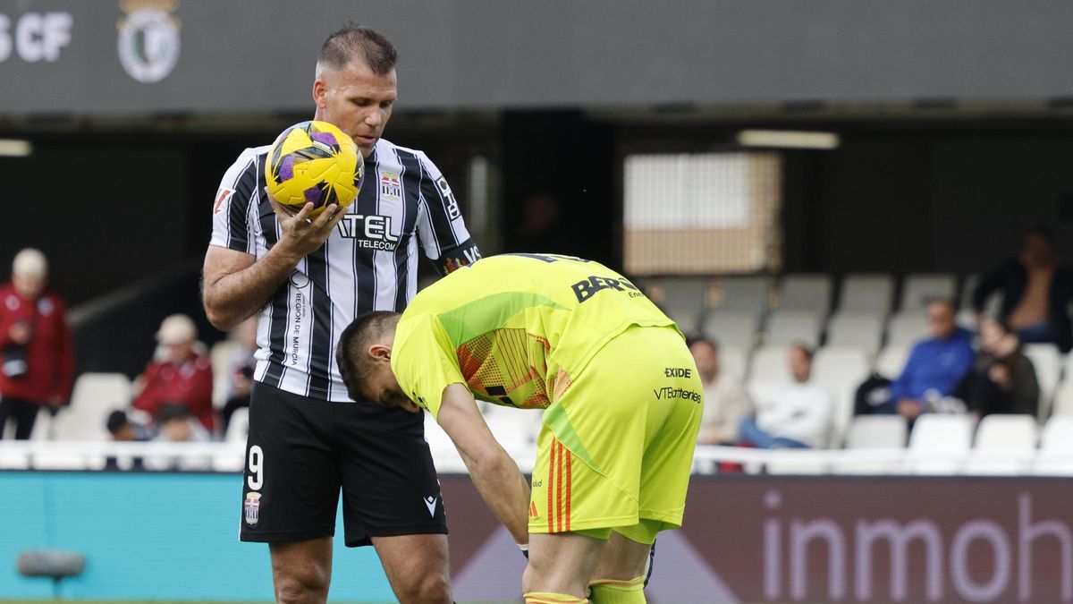 Ortuño sostiene el balón frente al portero rival.