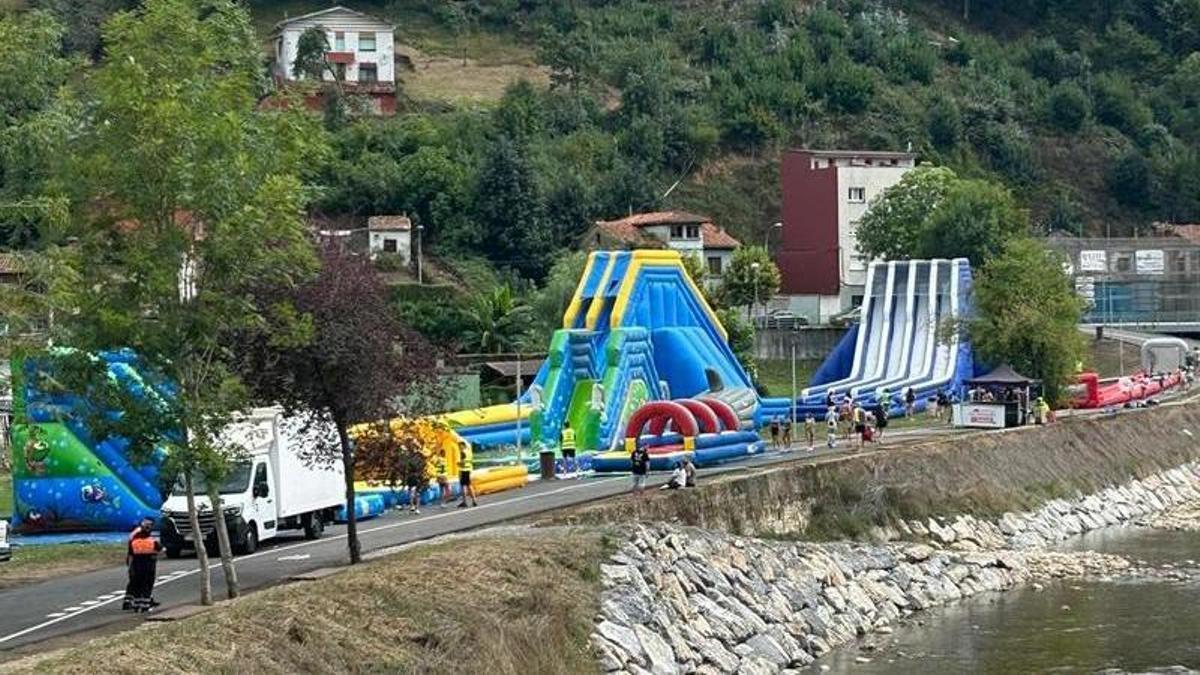El parque acuático instalado en Laviana.