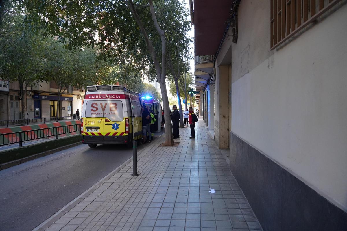 Los servicios médicos esperaban a las posibles víctimas del incendio.