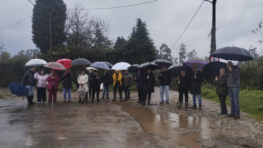 Vecinos de Carnoedo posan frente a los socavones provocados por las talas. | LOC