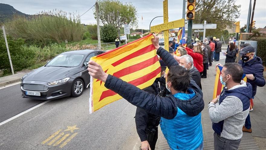 Un pequeño grupo de manifestantes independentistas abuchean al presidente del Gobierno, Pedro Sanchez, a su llegada a la farmacéutica Hipra en Girona.