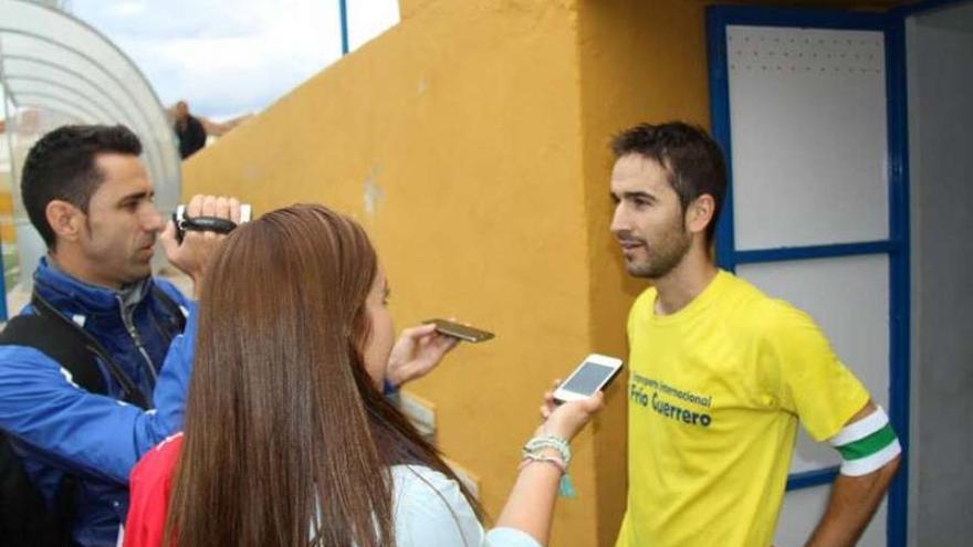 Javicho habla con los medios de comunicación andaluces tras lograr el ascenso.