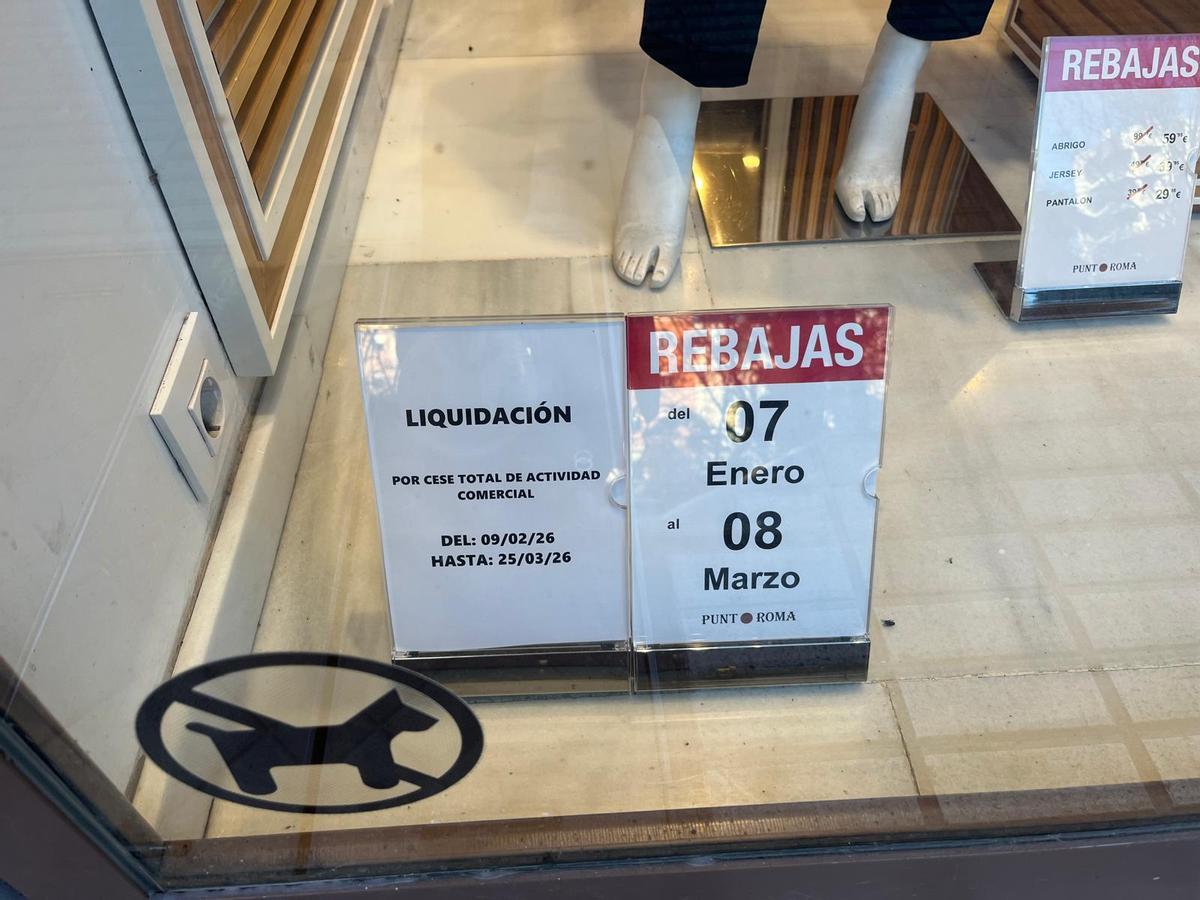 Cartel anunciando la liquidación por cese de actividad comercial.