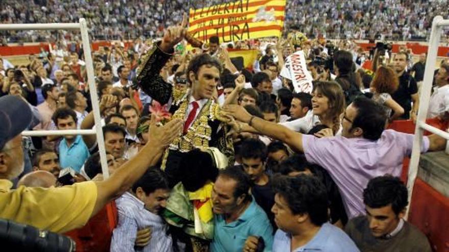 Assistents a una corrida es carreguen a les espatlles el torero José Tomás, el setembre de 2011.