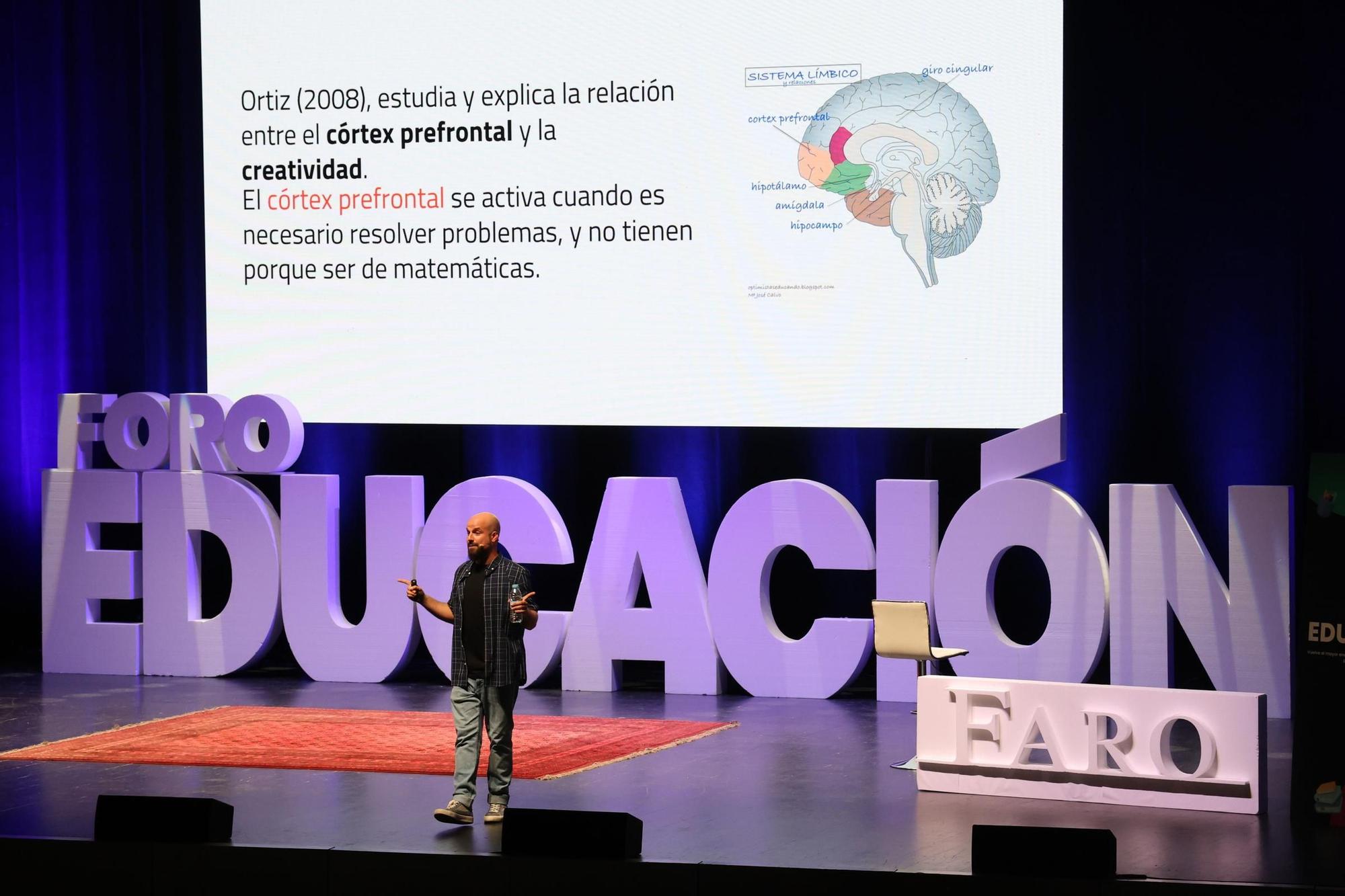 El maestro y neuropsicólogo al frente de @Thinksforkids Raúl Bermejo, durante la ponencia
