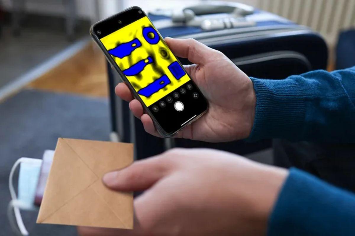 La nueva tecnología también permite ver el interior de los sobres con un móvil.