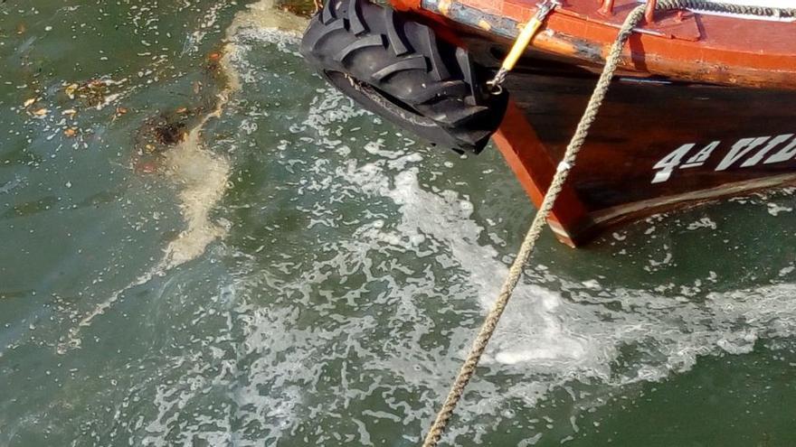 Vertido localizado en aguas de Porto Meloxo