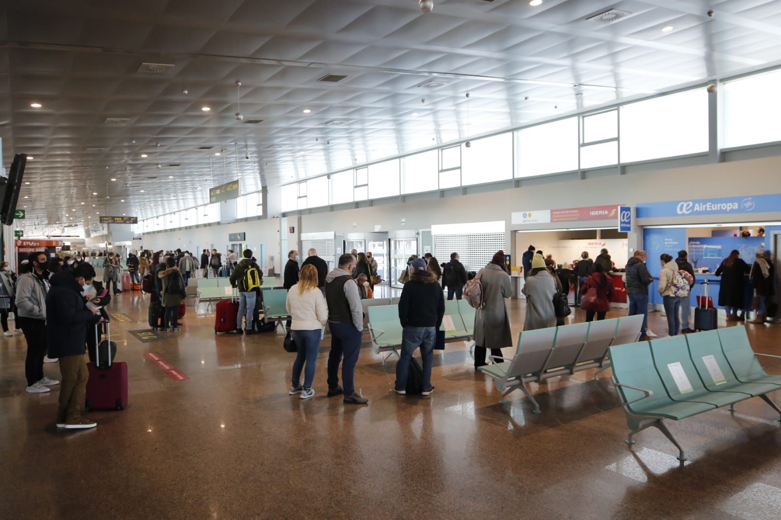 El cierre de Barajas por el temporal genera colas y esperas en Peinador