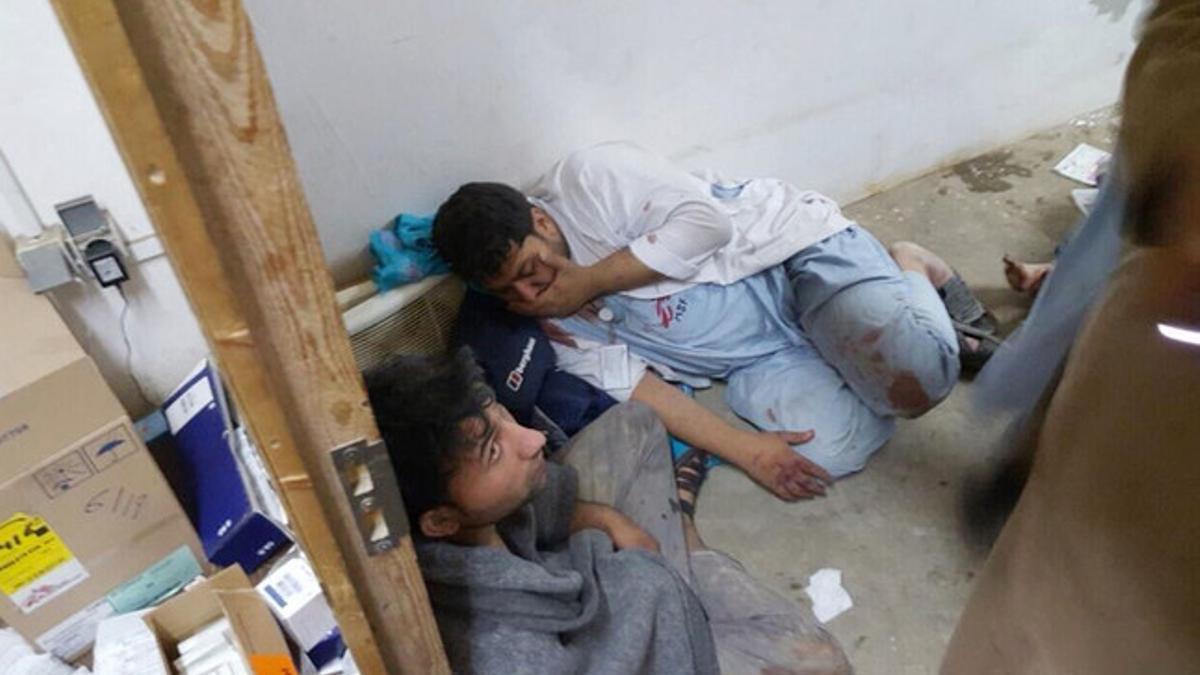 Dos trabajadores de Médicos sin Fronteras heridos el pasado 3 de octubre cerca del hospital que fue atacado.