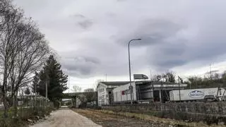 La autopista ciclista que conectará La Corredoria con Cerdeño ya se abre camino entre las naves