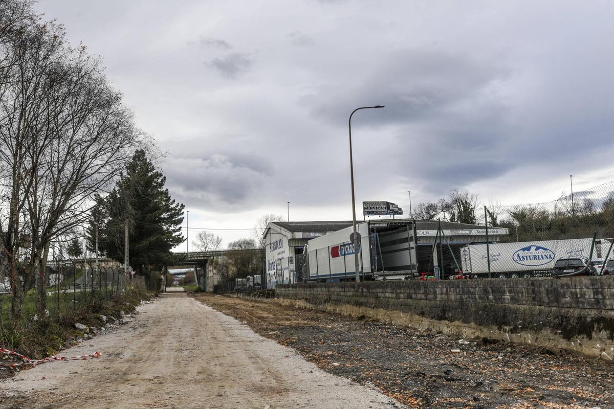 Aspecto de las obras del carril bici a su paso por el polígono del Espíritu Santo.
