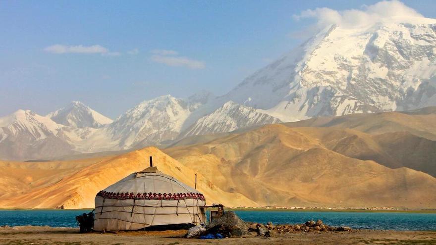 Aguas que cambian de color, montañas, glaciares y 3.000 metros de altura: así es el Lago Karakul