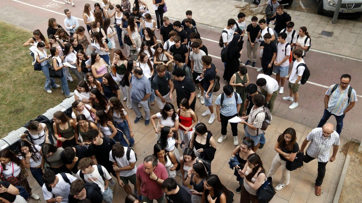 Estudiantes preparados para hacer la selectividad este miércoles con termómetros a más de 38 grados en Lleida.