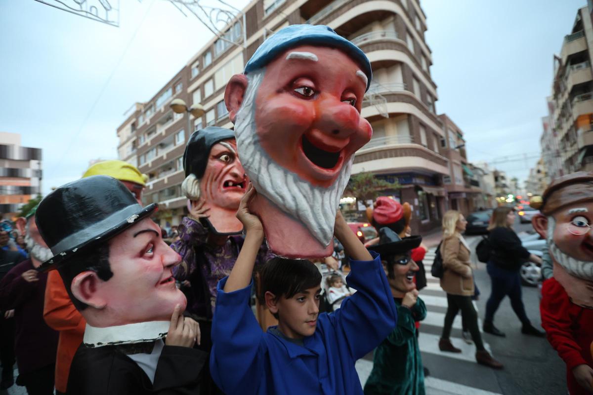 Llegan Lilí, El Lobo, El Ogro, la Serafina y el Ora Por Nobis. Es la Charamita. Es fiesta en Torrevieja