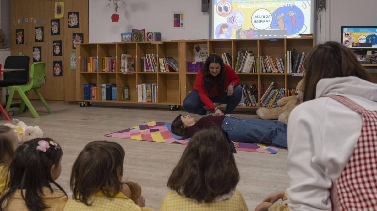 Charla sobre primeros auxilios dirigida a niños de 4º de Infantil del CEIP As Mercedes, el pasado viernes.