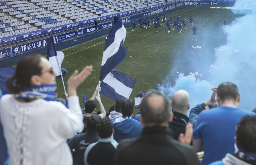 Los oviedistas apoyana a su equipo antes del derbi