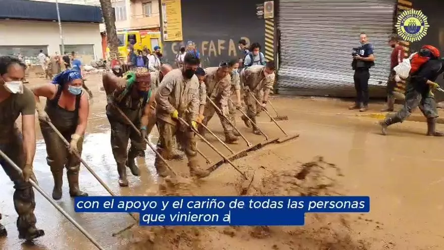 La Policía Local de Paiporta otorga la medalla dorada a la ciudadanía que se volcó en la dana
