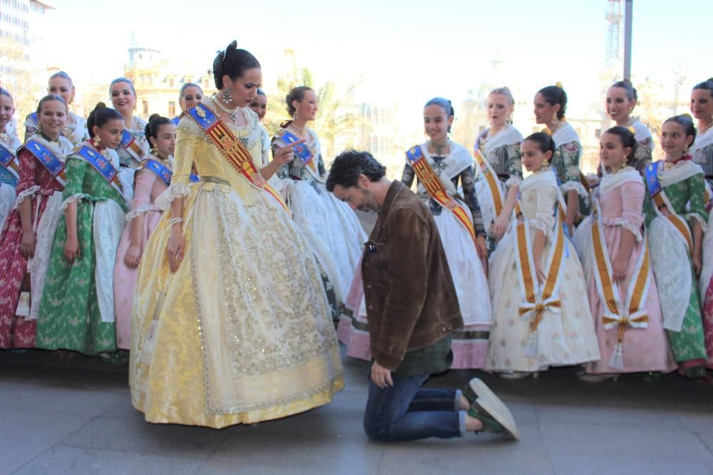 Lluis Canut, autor de 'El hombre valenciano que quiso ser fallera', se arrodilla ante Marina pidiendo clemencia.