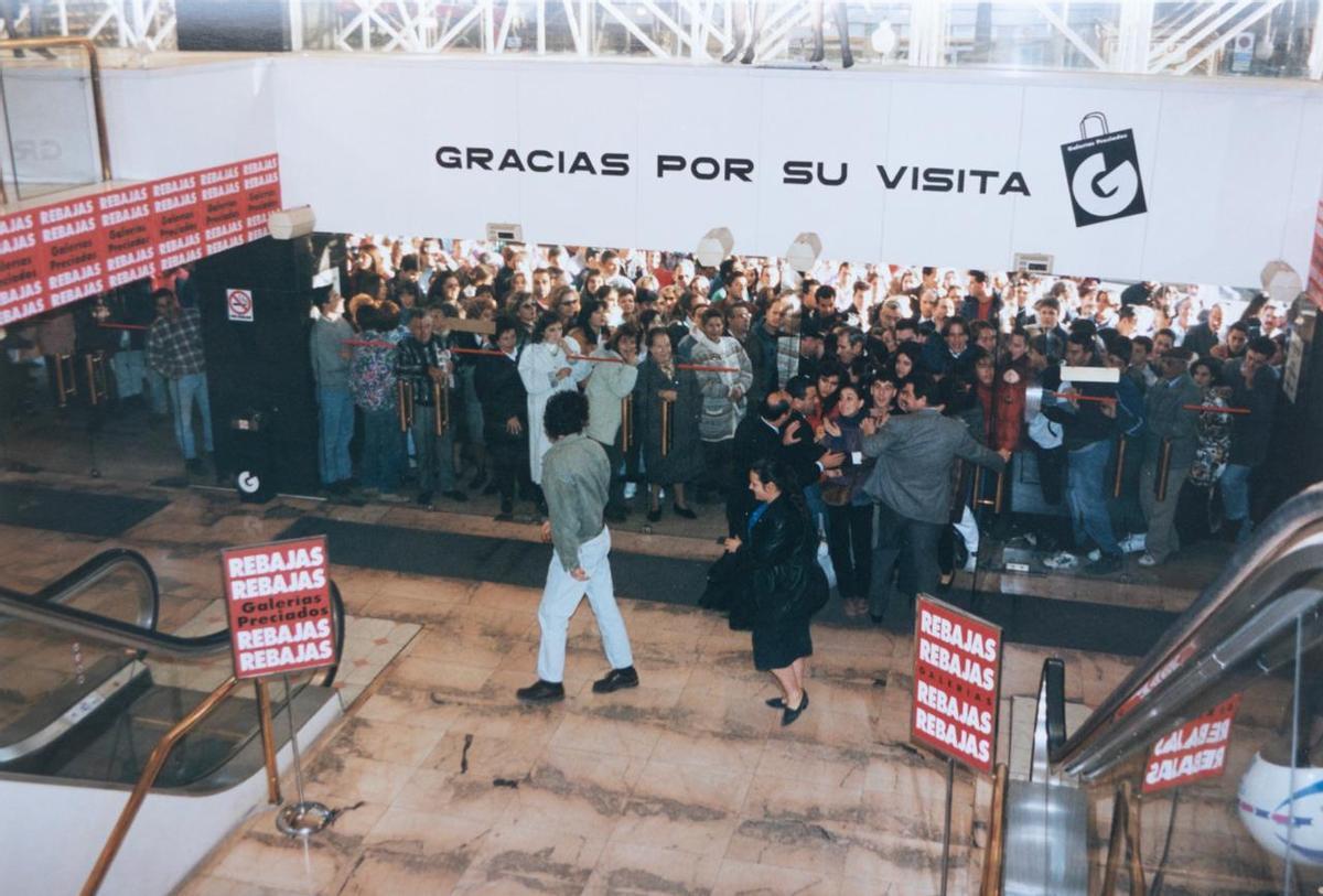 Avalancha ante la apertura de Galerías Preciados en época de rebajas.