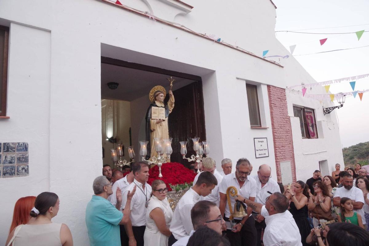 Las calles de Olías vivieron la procesión de San Vicente Ferrer, una cita en la que sus vecinos rindieron culto a su patrón por las estrechas calles del núcleo. Las calles de Olías vivieron la procesión de San Vicente Ferrer, una cita en la que sus vecinos rindieron culto a su patrón por las estrechas calles del núcleo.