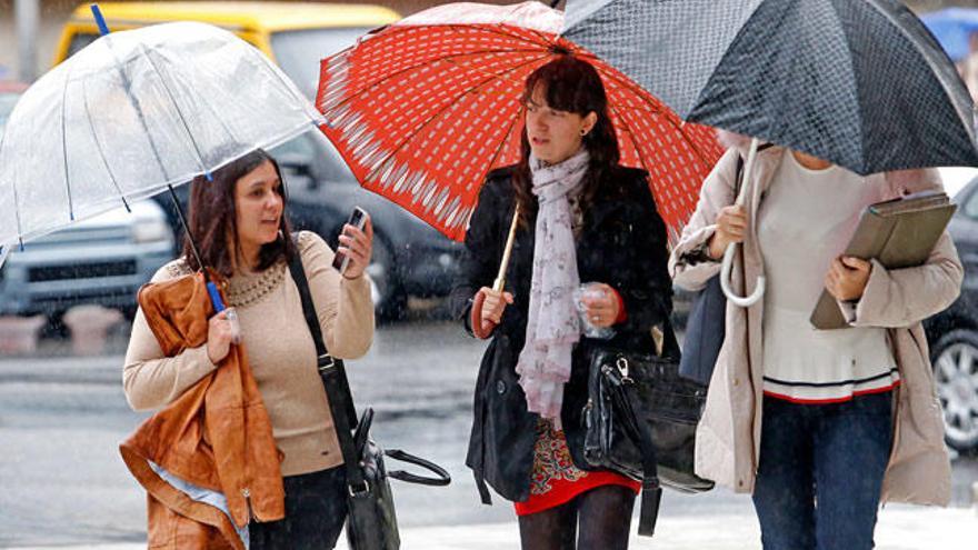Martes de paraguas en Galicia // MARTA G. BREA