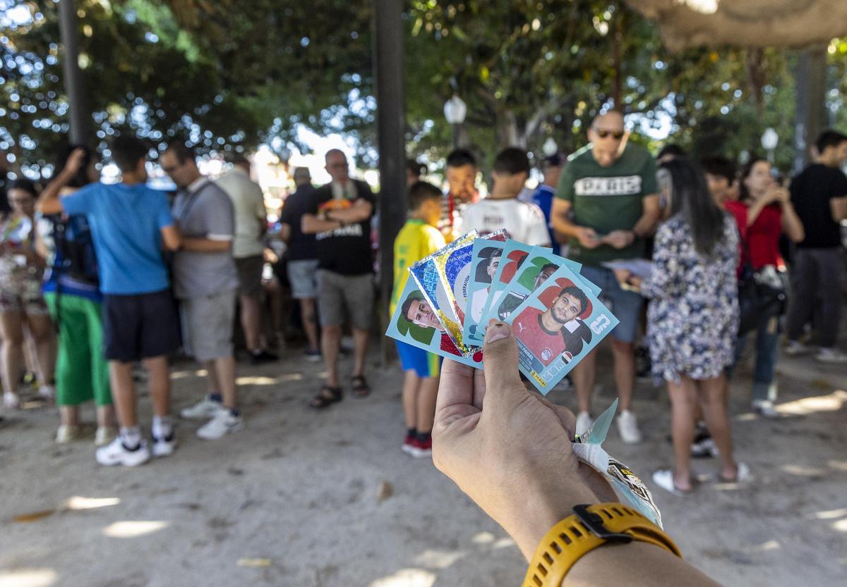 Un instante de la macroquedada de intercambio de cromos del Mundial.