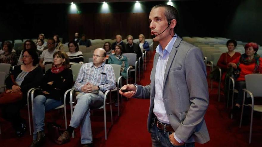 Miguel Herrero, ayer, durante su exposición en el Club Prensa Asturiana de LA NUEVA ESPAÑA.